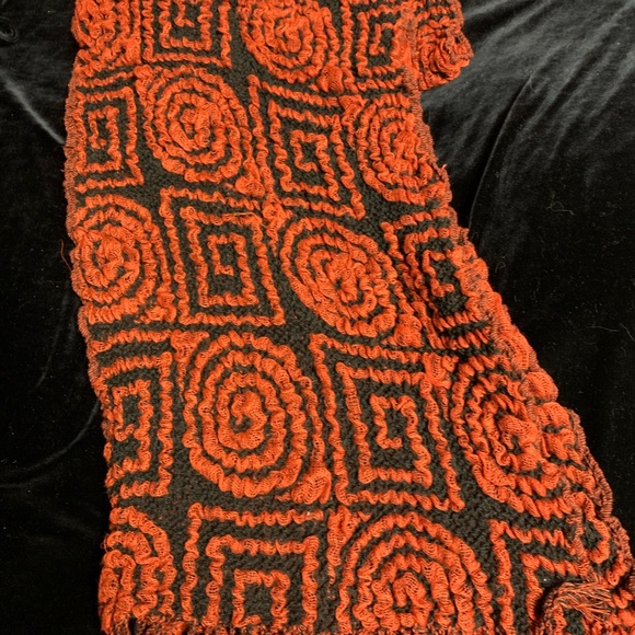 Red and black polyester fashion scarf - Picture 3 of 3